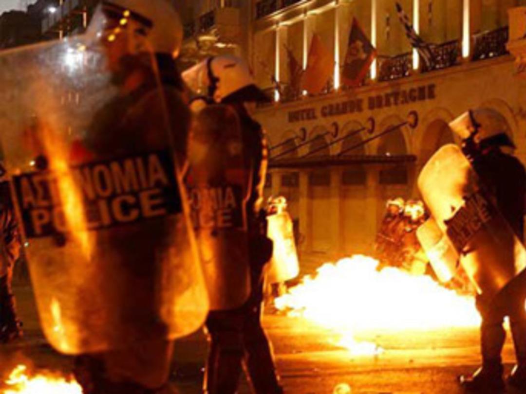 Atina sokakları alev alev