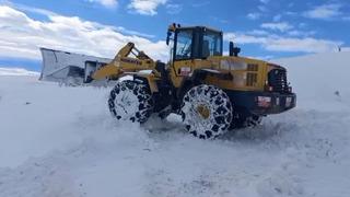 Cenaze aracı yolda kaldı, iş makineleri kapanan yolu açtı