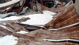 Kar birikintisi mandıra &ccedil;atısını &ccedil;&ouml;kertti: 4 ton buğday zarar g&ouml;rd&uuml;