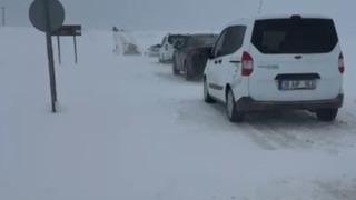 Sivas’ta etkili olan kar ve tipi, sürücülere zor anlar yaşattı