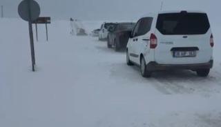 Sivas&rsquo;ta etkili olan kar ve tipi, s&uuml;r&uuml;c&uuml;lere zor anlar yaşattı