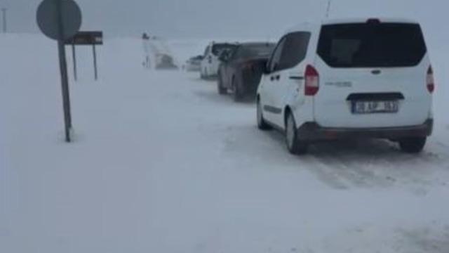 Sivas’ta etkili olan kar ve tipi, sürücülere zor anlar yaşattı