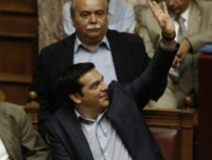 Yunanistan meclisi kemer sıkmaya 'Evet' dedi