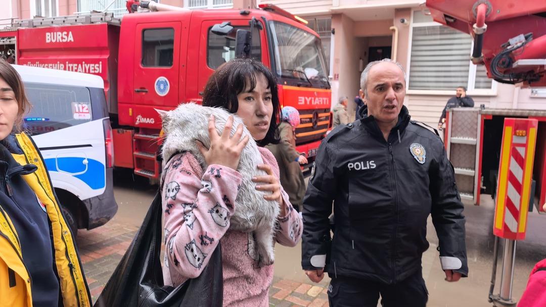 Bursa da yangında can pazarı... &Ccedil;ocuklar tahliye edildi, kediler kurtarıldı 2