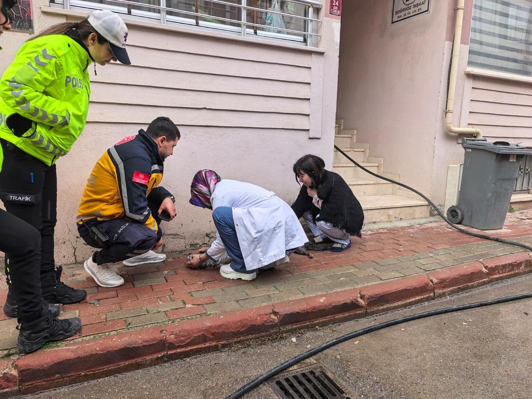 Bursa da yangında can pazarı... &Ccedil;ocuklar tahliye edildi, kediler kurtarıldı 3