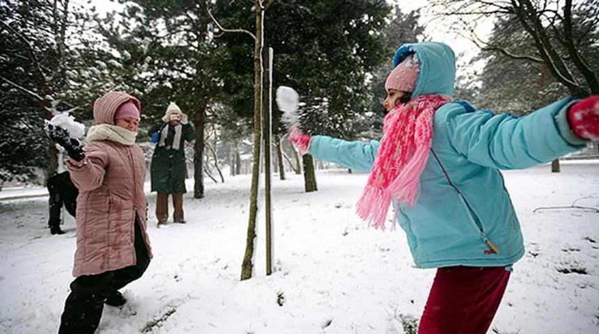 Valilikler peş peşe a&ccedil;ıkladı: Okullar tatil mi? 13 Ocak Salı kar tatili olan il ve il&ccedil;eler