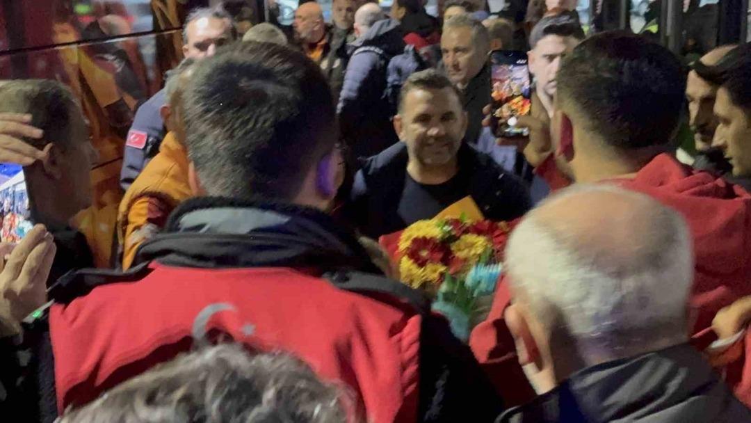 Galatasaray, Fethiye&rsquo;de &ccedil;i&ccedil;eklerle karşılandı 1