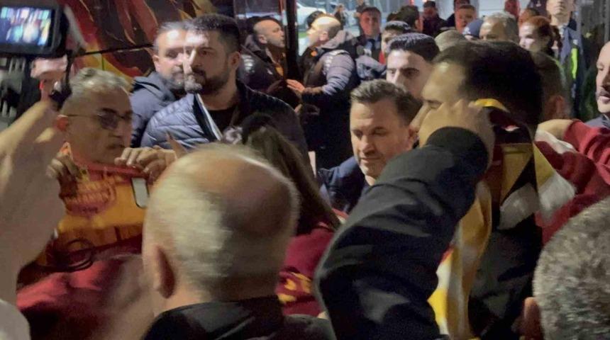 Galatasaray, Fethiye&rsquo;de &ccedil;i&ccedil;eklerle karşılandı