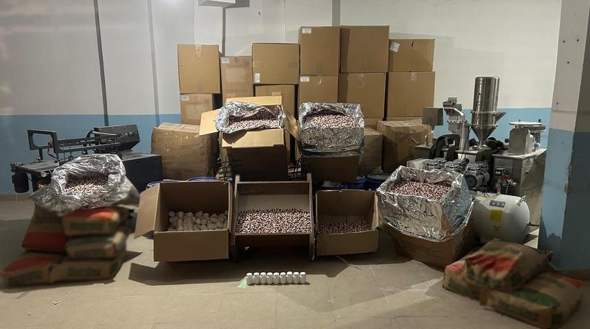 İstanbul Emniyet M&uuml;d&uuml;rl&uuml;ğ&uuml; ekiplerinden Avcılar&rsquo;da uyuşturucu hap imalathanesine baskın: 6 g&ouml;zaltı