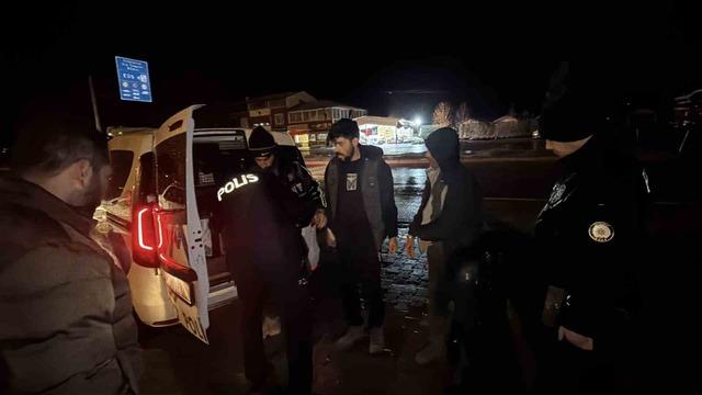 Tokat’ta durdurulan otomobilde 3 kaçak göçmen yakalandı 1