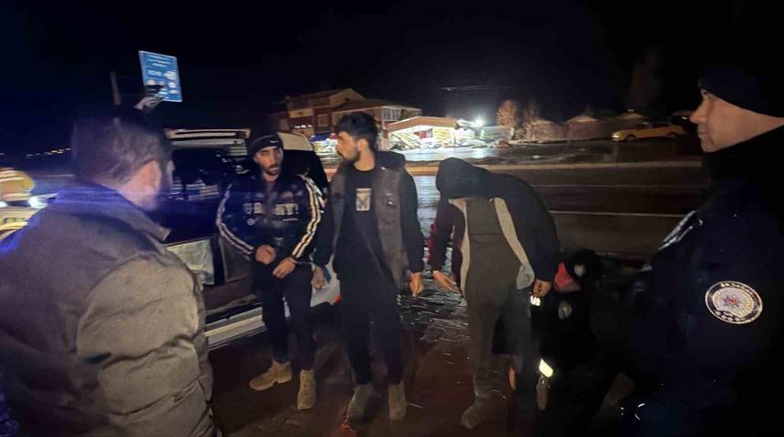 Tokat&rsquo;ta durdurulan otomobilde 3 ka&ccedil;ak g&ouml;&ccedil;men yakalandı
