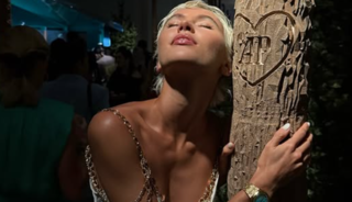 "Kimse i&ccedil;in giyinmiyorum" diyerek i&ccedil; &ccedil;amaşırla poz verdi