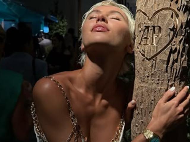 "Kimse i&ccedil;in giyinmiyorum" diyerek i&ccedil; &ccedil;amaşırla poz verdi