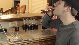 130 yıllık Coca Cola gizemi &ccedil;&ouml;z&uuml;ld&uuml;: YouTube kanalında tarif verdi!