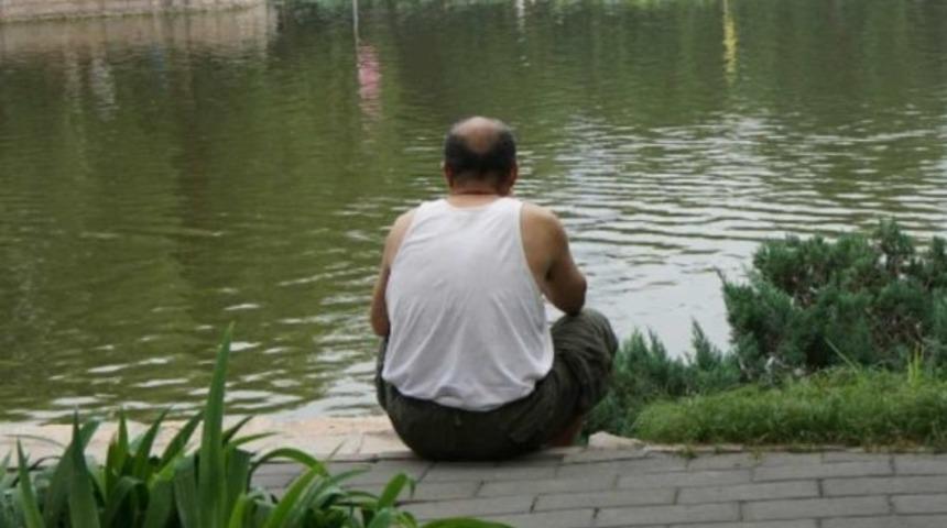 Yıllar sonra kocasının kel olduğunu &ouml;ğrendi! Soluğu karakolda aldı