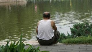 Yıllar sonra kocasının kel olduğunu öğrendi! Soluğu karakolda aldı