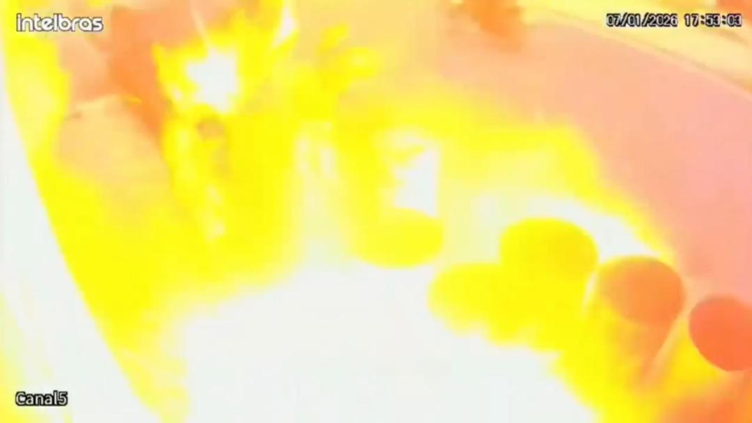 &Ccedil;akmakla varillerle oynadılar, ikisi de havaya u&ccedil;tu! O anlar kamerada 2