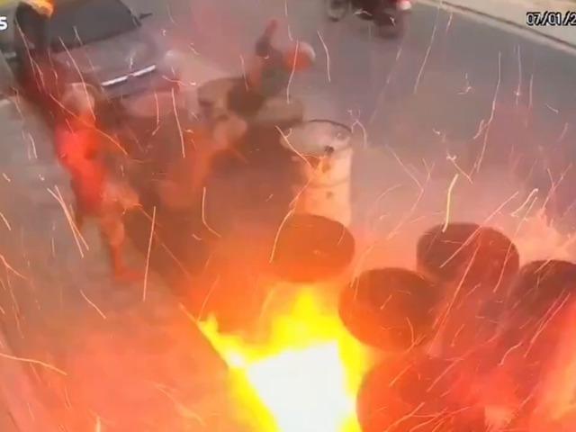 &Ccedil;akmakla varillerle oynadılar, ikisi de havaya u&ccedil;tu! 