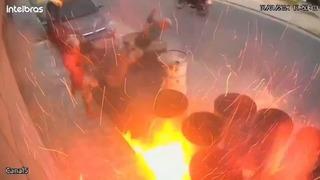 Çakmakla varillerle oynadılar, ikisi de havaya uçtu! O anlar kamerada