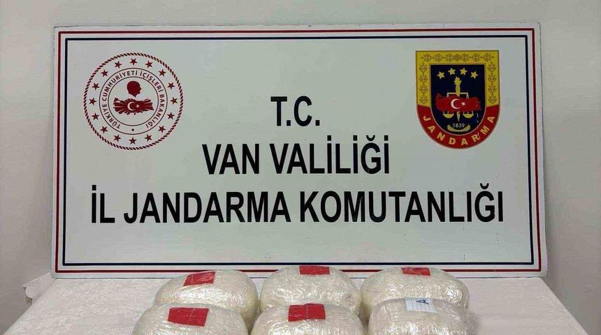 Van&rsquo;da 7 kilo metamfetamin ele ge&ccedil;irildi