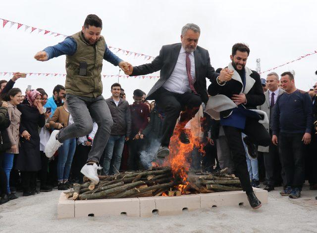 Nevruz kutlamasında demir unutulunca 'yüksek gerilim' levhası dövüldü