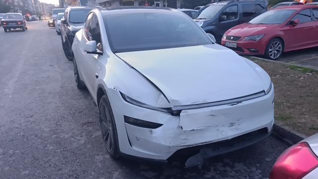 Tesla ile &ccedil;arpışan motosikletteki 2 kişi metrelerce savruldu 1