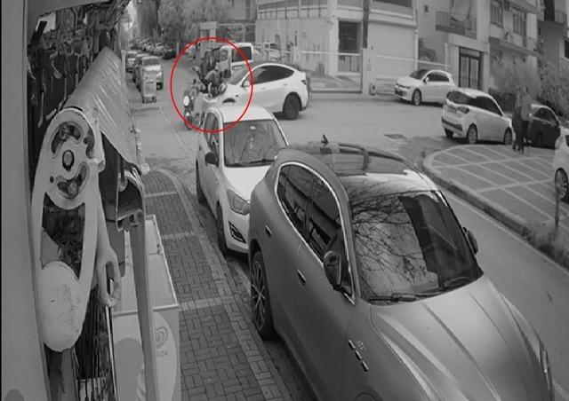Tesla ile &ccedil;arpışan motosikletteki 2 kişi metrelerce savruldu 2