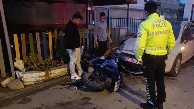 Tesla ile &ccedil;arpışan motosikletteki 2 kişi metrelerce savruldu 3