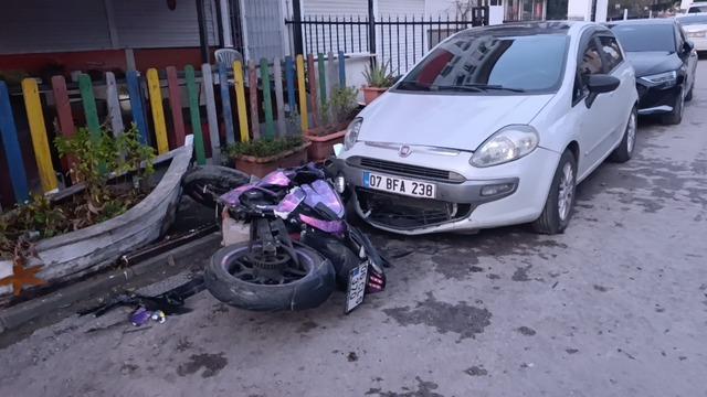 Tesla ile &ccedil;arpışan motosikletteki 2 kişi metrelerce savruldu 5