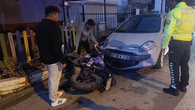 Tesla ile &ccedil;arpışan motosikletteki 2 kişi metrelerce savruldu 6