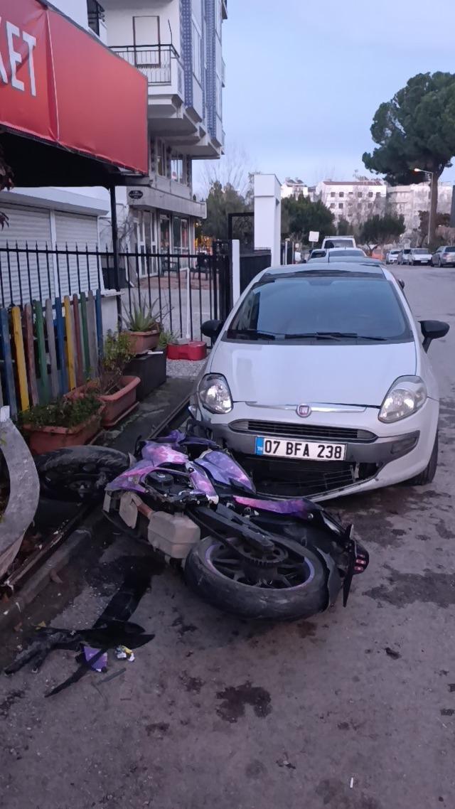 Tesla ile &ccedil;arpışan motosikletteki 2 kişi metrelerce savruldu 8