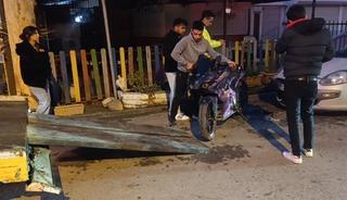 Tesla ile &ccedil;arpışan motosikletteki 2 kişi metrelerce savruldu