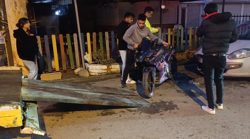 Tesla ile &ccedil;arpışan motosikletteki 2 kişi metrelerce savruldu