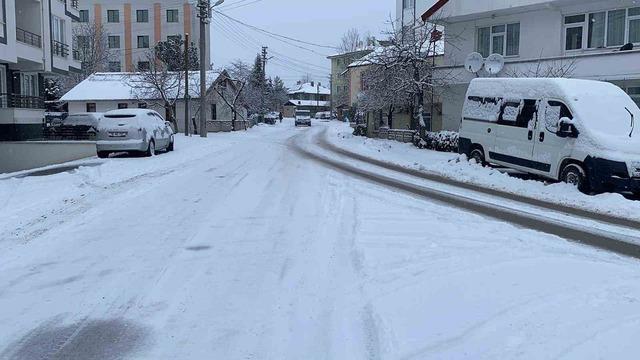 Bolu g&uuml;ne karla uyandı 6