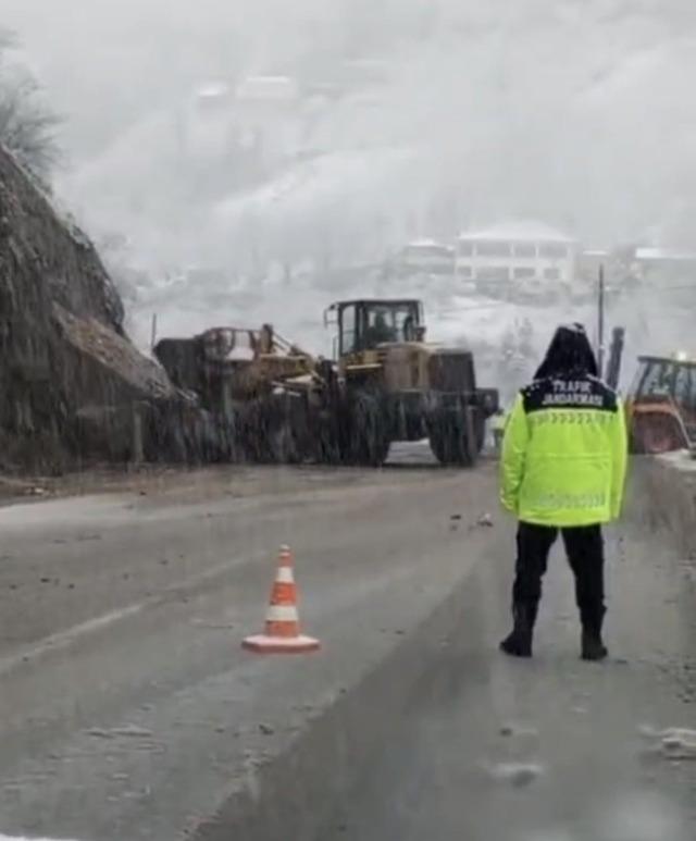 Şalpazarı-Beşikd&uuml;z&uuml; karayolunda heyelan 1