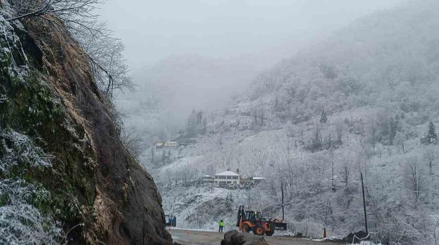 Şalpazarı-Beşikd&uuml;z&uuml; karayolunda heyelan