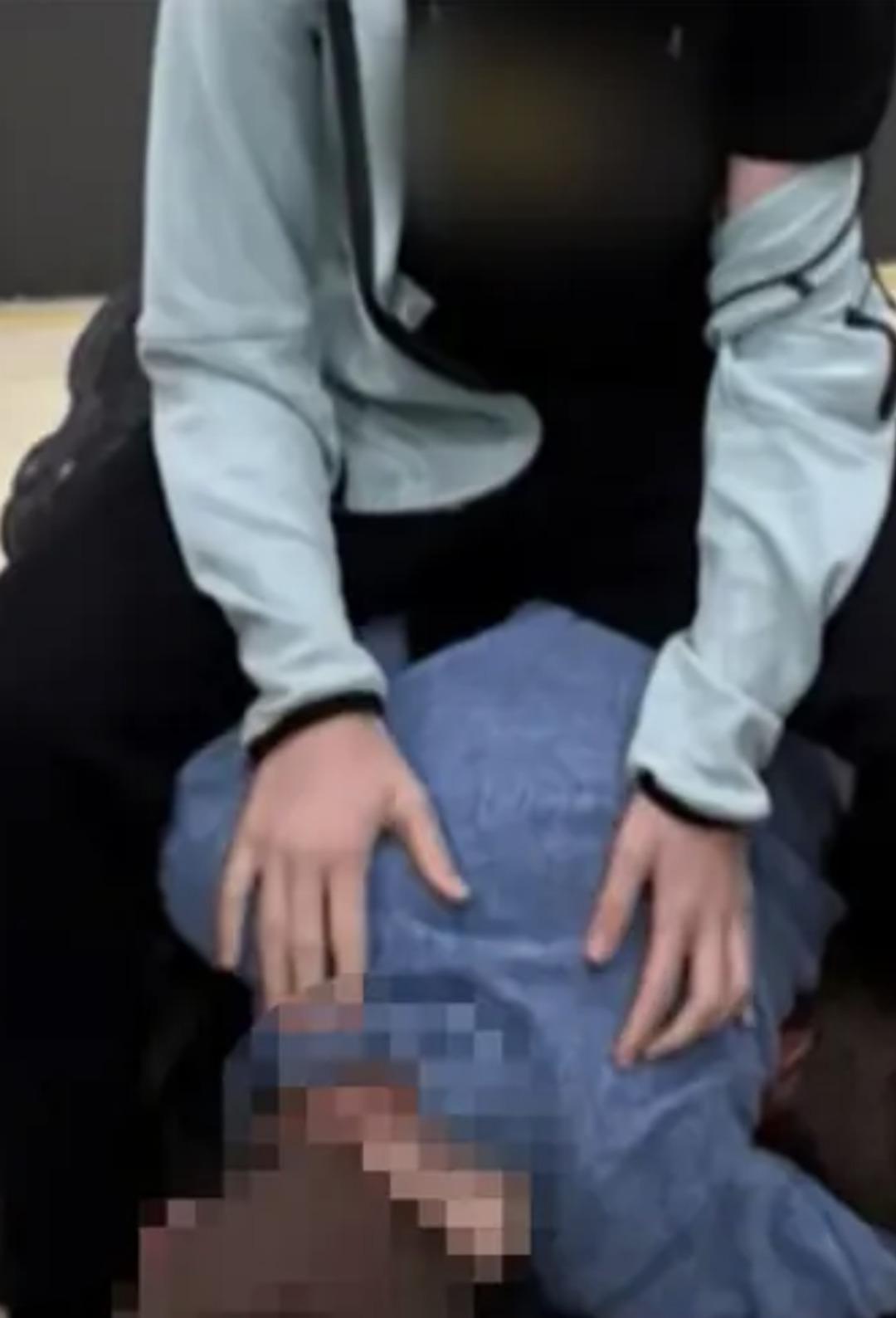 Akran zorbalığı bitmiyor! Darp edilen &ccedil;ocuğun fotoğrafını t&uuml;m okula yaymışlar 1