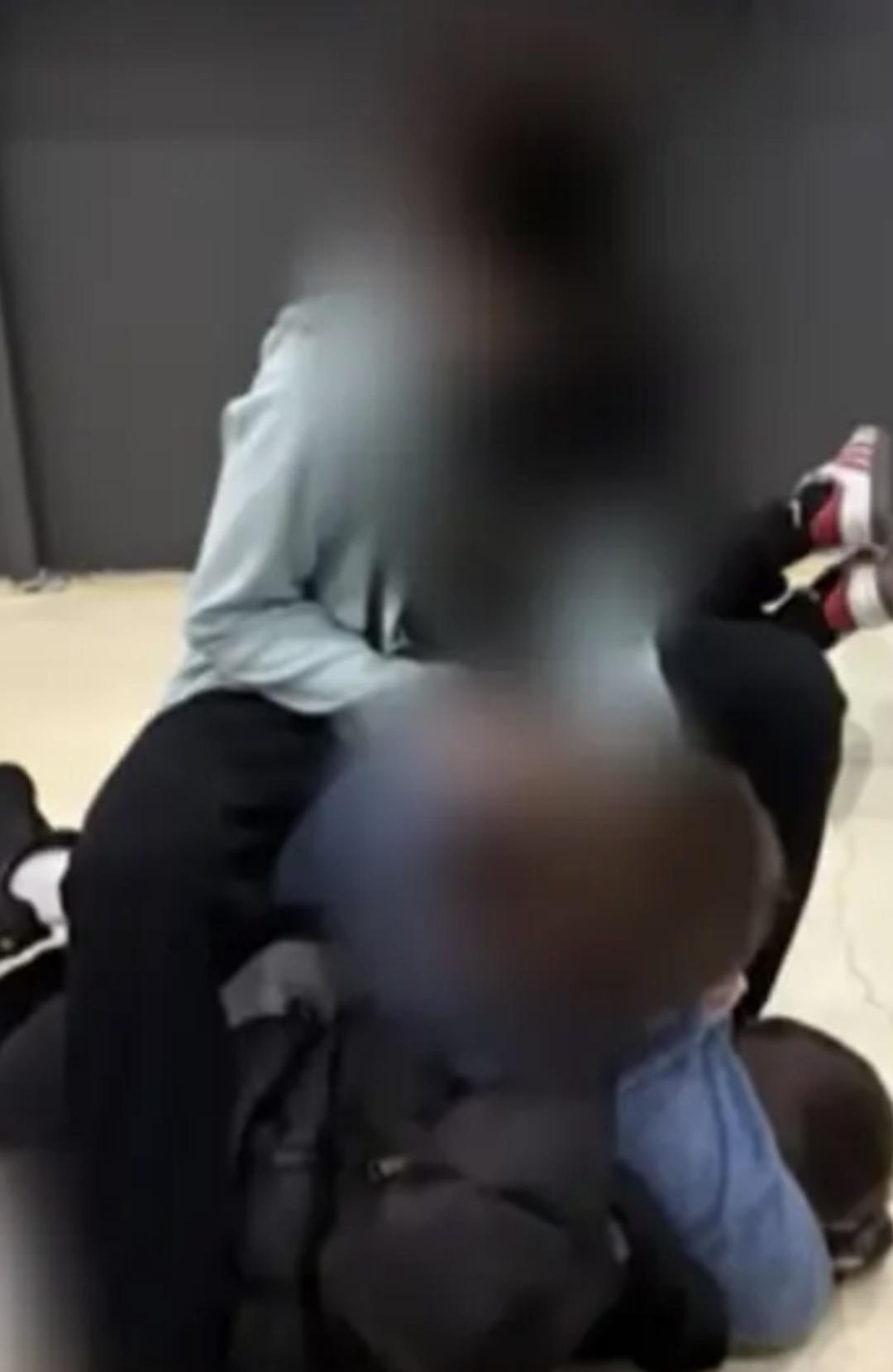 Akran zorbalığı bitmiyor! Darp edilen &ccedil;ocuğun fotoğrafını t&uuml;m okula yaymışlar 3