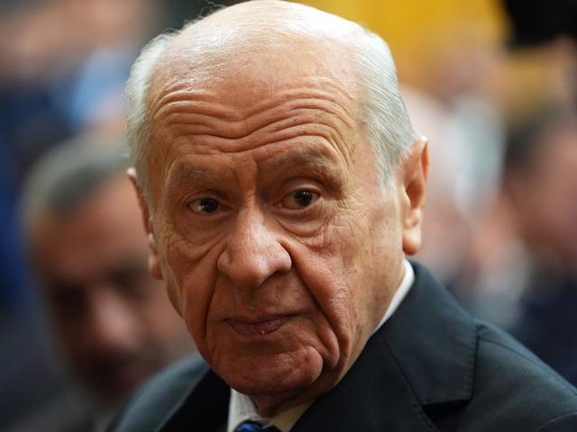 Emekliye zam sinyali mi? Devlet Bah&ccedil;eli k&uuml;rs&uuml;den seslendi, 'iyileştirme form&uuml;l&uuml;' g&uuml;ndeme geldi