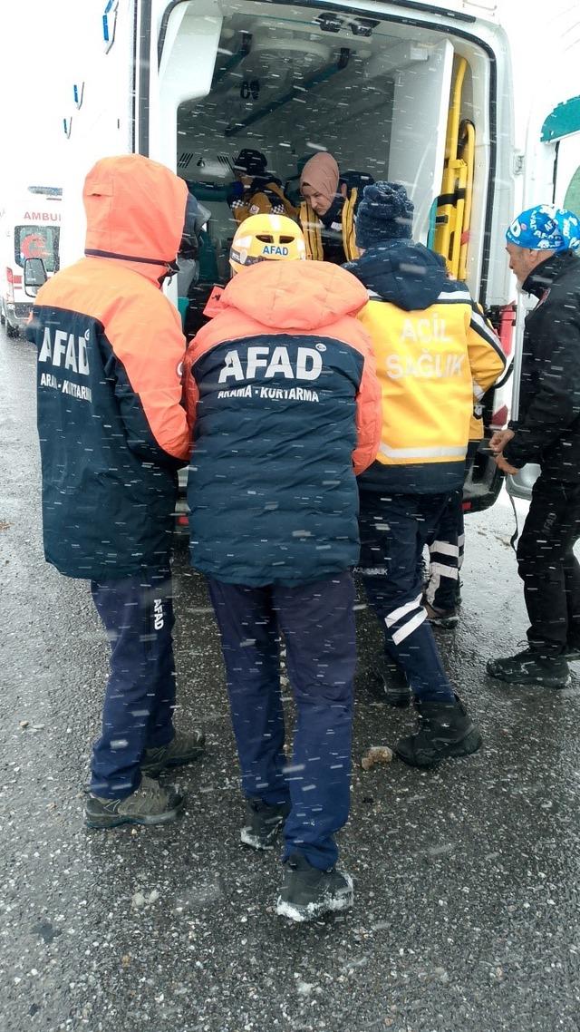 Cenaze taşıyan minib&uuml;s devrildi: 22 yaralı 4