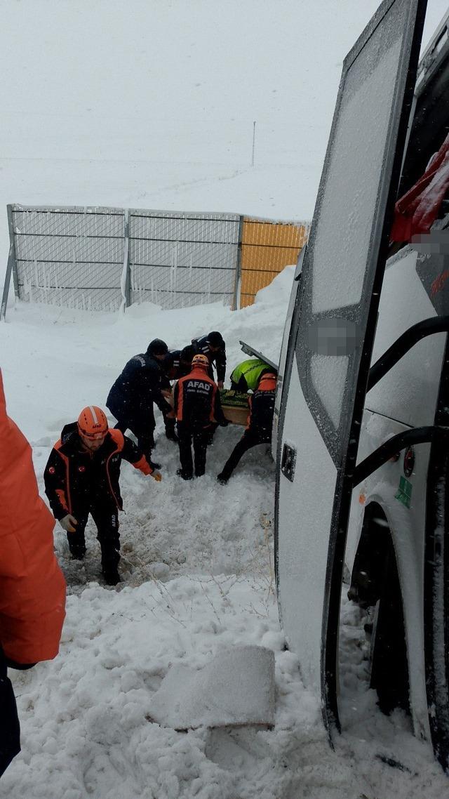 Cenaze taşıyan minib&uuml;s devrildi: 22 yaralı 3