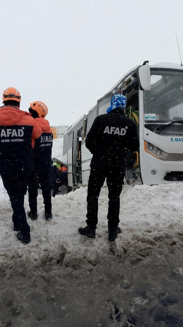 Cenaze taşıyan minib&uuml;s devrildi: 22 yaralı 2