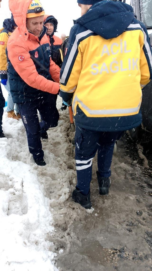 Cenaze taşıyan minib&uuml;s devrildi: 22 yaralı 1