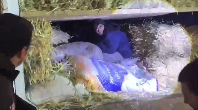 Kars&rsquo;ta saman balyaları arasından ka&ccedil;ak g&ouml;&ccedil;men &ccedil;ıktı: 1 tutuklama 2