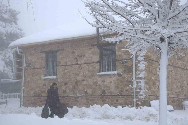 Yoğun kar yağışı Harput&rsquo;u yuttu, 4 bin yıllık tarih g&ouml;zden kayboldu 2