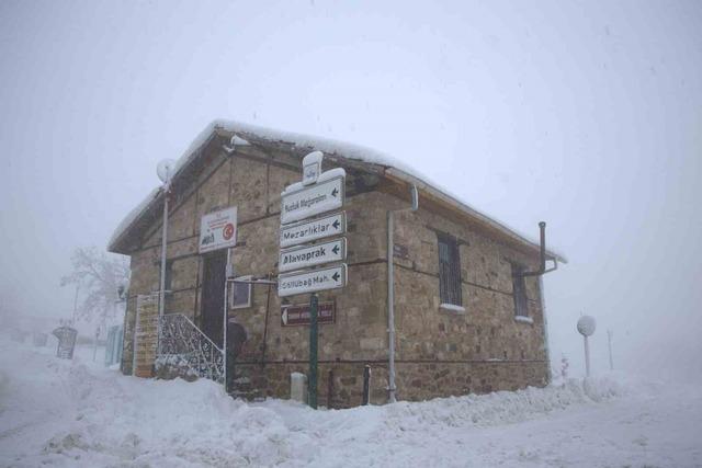 Yoğun kar yağışı Harput&rsquo;u yuttu, 4 bin yıllık tarih g&ouml;zden kayboldu 4