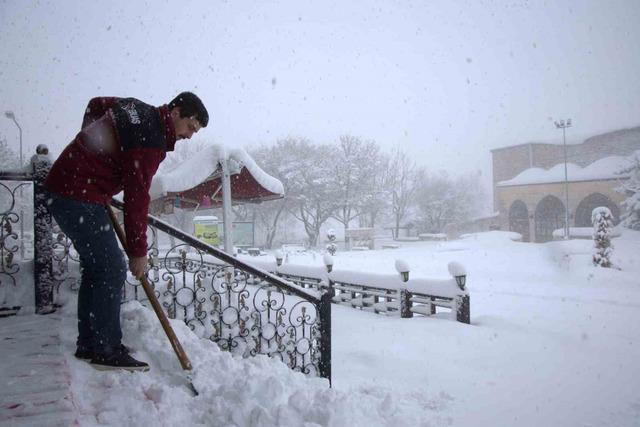 Yoğun kar yağışı Harput&rsquo;u yuttu, 4 bin yıllık tarih g&ouml;zden kayboldu 6
