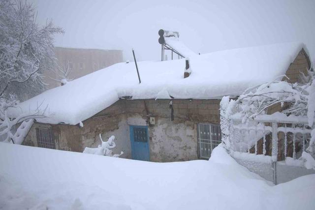 Yoğun kar yağışı Harput&rsquo;u yuttu, 4 bin yıllık tarih g&ouml;zden kayboldu 8
