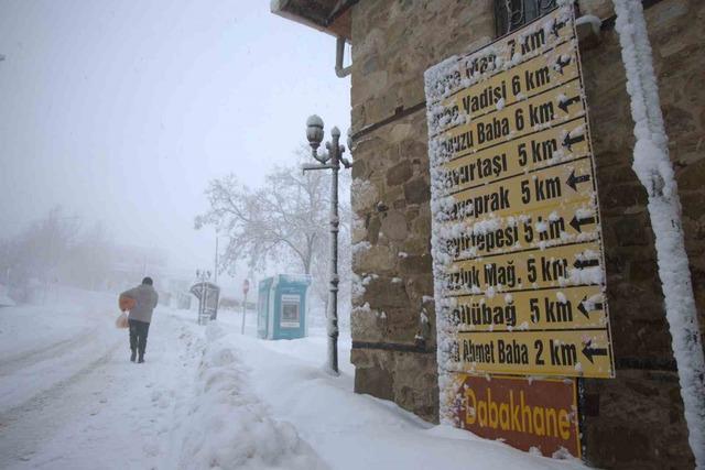 Yoğun kar yağışı Harput&rsquo;u yuttu, 4 bin yıllık tarih g&ouml;zden kayboldu 9