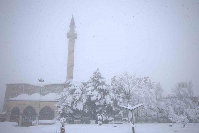Yoğun kar yağışı Harput&rsquo;u yuttu, 4 bin yıllık tarih g&ouml;zden kayboldu 10
